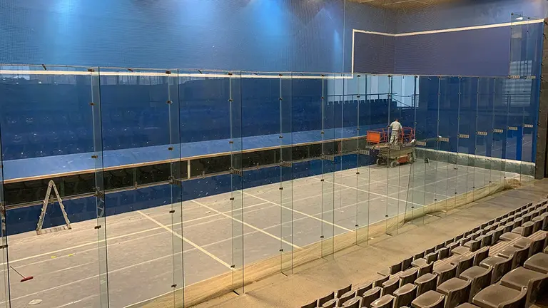 Obras de pintura y en la iluminación en el trinquete de Mendillorri. AYUNTAMIENTO DE PAMPLONA