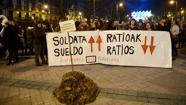 Concentración de las trabajadoras del ciclo 0-3 de Navarra para reclamar una bajada de las ratios y una subida salarial. IÑIGO ALZUGARAY