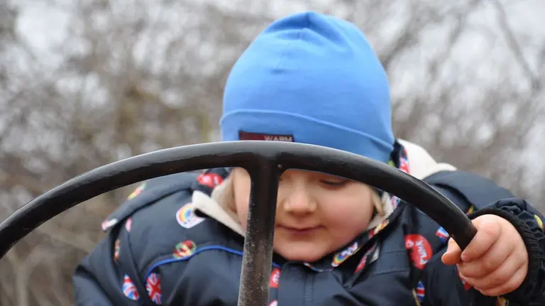 Un ni&ntilde;o agarra un volante ARCHIVO
