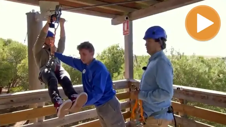 Los chefs Jordi Cruz y Pepe Rodríguez preparándose para lanzarse por la tirolina de Senda Viva en Arguedas ARCHIVO (player)