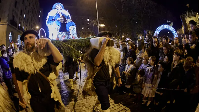 Salida del Olentzero por las calles de Pamplona. IÑIGO ALZUGARAY