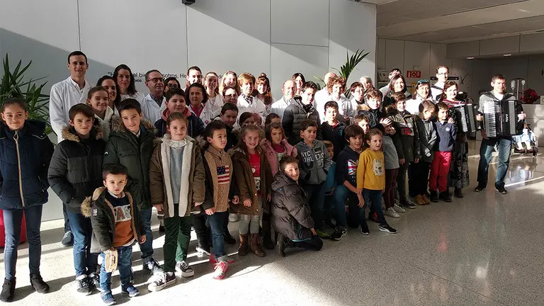 Un grupo de alumnos del colegio Irabia-Izaga visita a los enfermos del hospital San Juan de Dios. CEDIDA
