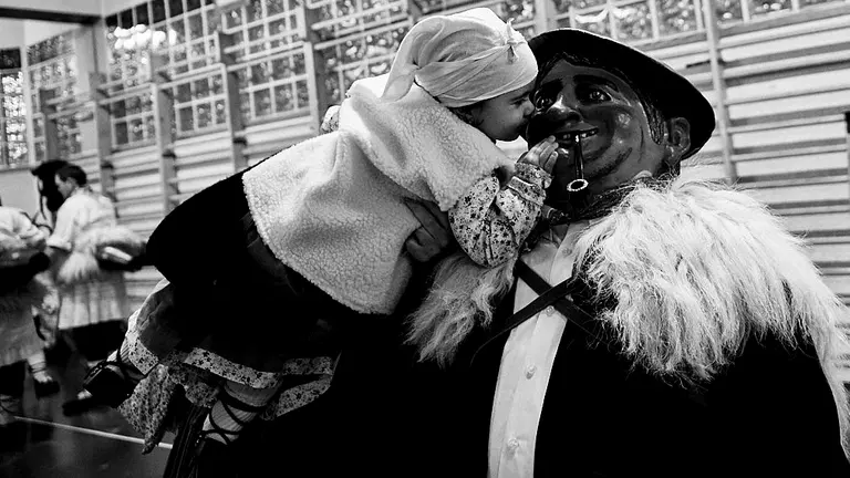 Momentos previos al desfile del Olentzero en el interior de la Escuela de Artes y Oficios de Pamplona. IÑIGO ALZUGARAY