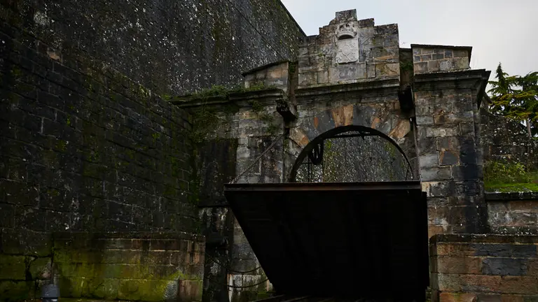 Operarios del Ayunamiento de Pamplona comienzan los preparativos para la bienvenida de los Reyes Magos con la prueba del puente levadizo del Portal de Francia datado en el siglo XIX. PABLO LASAOSA