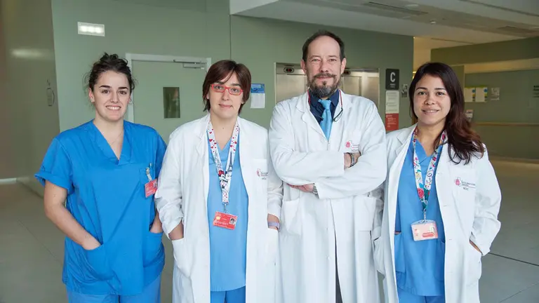 El Equipo del Servicio de Cirugía Torácica del CHN Irene Maya (residente), Elena Ramírez, Juan José Guelbenzu (jefe del Servicio) y Stephany Laguna. GOBIERNO DE NAVARRA
