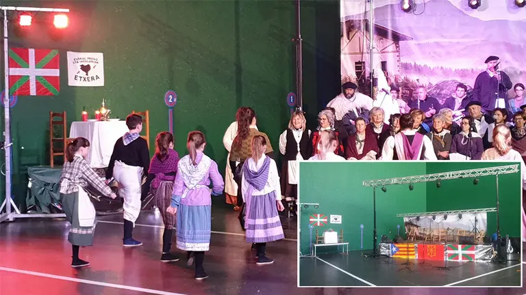 Varios niños y niñas bailan durante el recibimiento a Olentzero en el frontón de la localidad navarra de Huarte. TWITTER