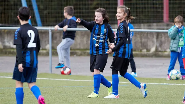 Dos niñas durante el torneo interescolar celebrado en Tajonar OSASUNA