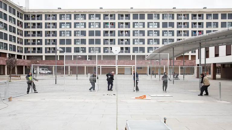 Montaje de la pista multideportiva en el paseo de Buztintxuri. AYUNTAMIENTO DE PAMPLONA