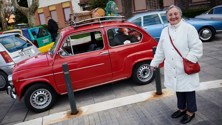 El Club de Coches Clásicos y Antiguos San Fermín organiza un paseo solidario con residentes de la Casa de Misericordia. PABLO LASAOSA