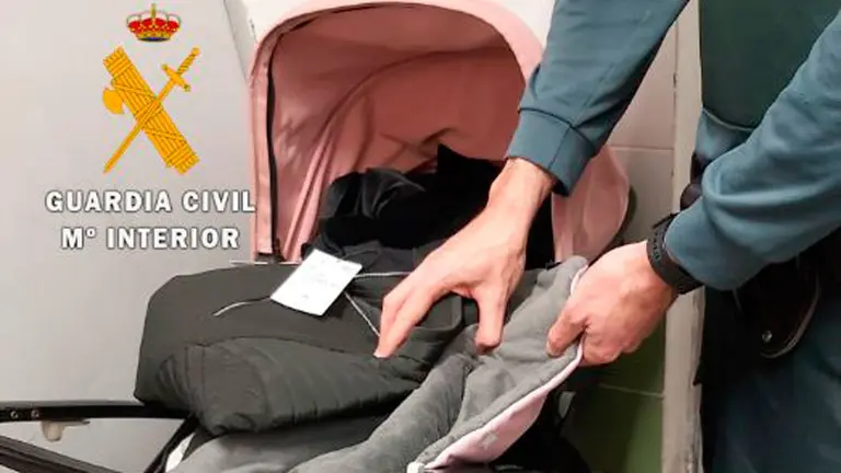 Carrito empleado por la ladrona para robar prendas de ropa en un centro comercial de la Comarca de Pamplona. GUARDIA CIVIL