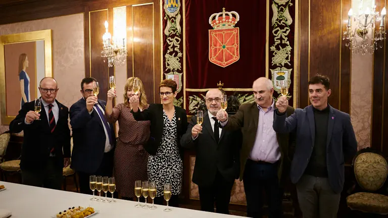 El Gobierno de Navarra en un brindis con los medios de comunicaicón. PABLO LASAOSA
