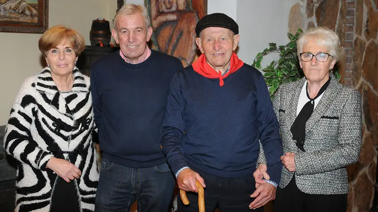 El vecino de Caparroso José Araiz ha sido homenajeado por su cien cumpleaños, en la imagen  junto a sus hijos y su nuera. AMAYA LUQUI