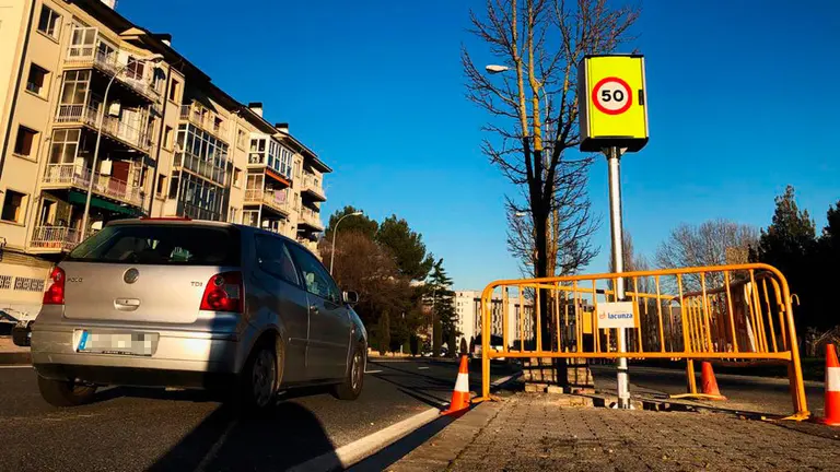 Radar instalado en la carretera de Sarriguren, a la altura de la chimenea industrial de Mendillorri. PABLO LASAOSA