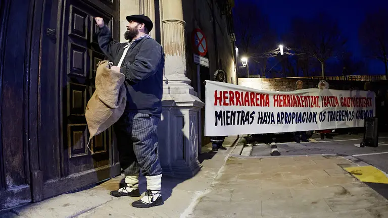 Movilización de la Plataforma de Defensa del Patrimonio Navarro para reclamar la devolución de los bienes inmatriculados por la Iglesia. IÑIGO ALZUGARAY