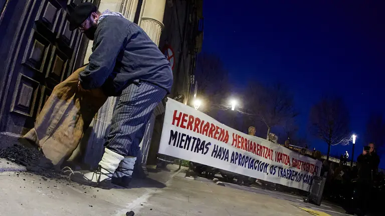 Movilización de la Plataforma de Defensa del Patrimonio Navarro para reclamar la devolución de los bienes inmatriculados por la Iglesia. IÑIGO ALZUGARAY