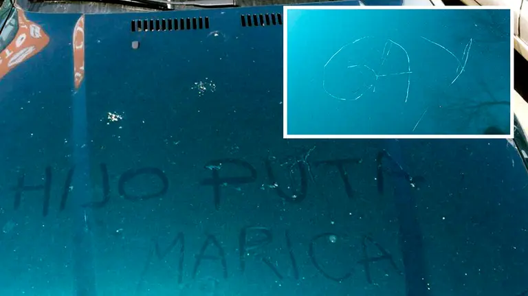 Insultos homófobos a Koldo Martínez en el capó de su coche TWITTER (@komaur)