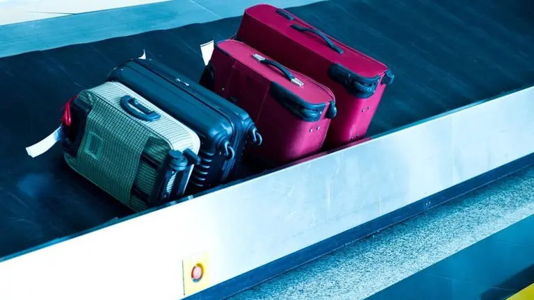 Maletas en una cinta transportadora de un aeropuerto EUROPA PRESS