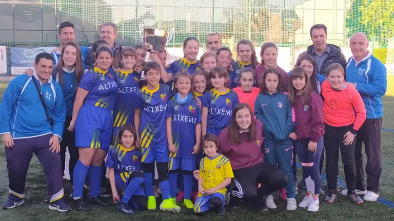 Las jugadoras del Amigo 'A' posan con el premio de campeonas del XVII Memorial Tomás Caballero CEDIDA