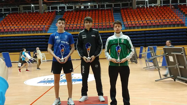 Abel Sánchez, de Oberena, en el tercer cajón del podio del Circuito de Jóvenes de Irún de tenis de mesa CEDIDA