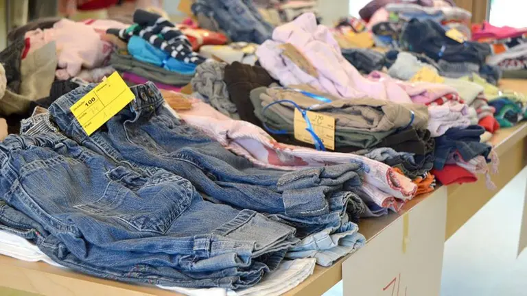 Ropa a la venta en un mercadillo ARCHIVO