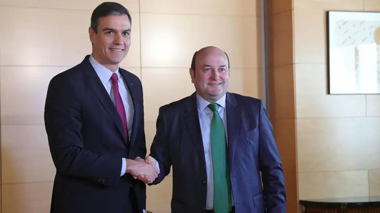 Pedro Sánchez junto a Andoni Ortuzar JESÚS HELLÍN EUROPA PRESS