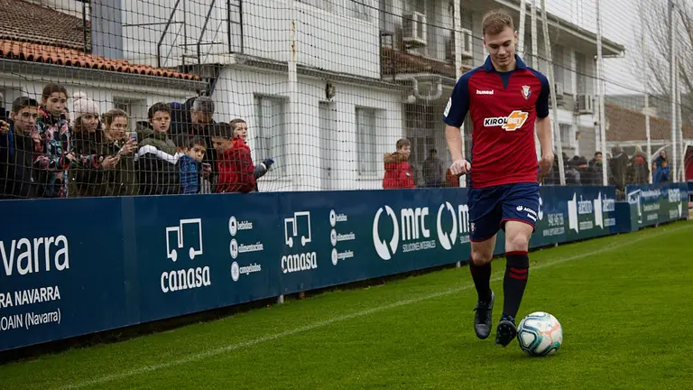Presentación de Toni Lato como nuevo jugador de Osasuna. IÑIGO ALZUGARAY
