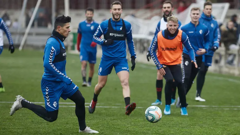Entrenamiento de Osasuna en las instalaciones de Tajonar durante las vacaciones navideñas. IÑIGO ALZUGARAY