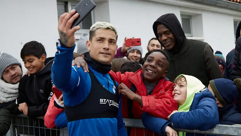 Chimy Avila atiende a los aficionados tras finalizar el entrenamiento de Osasuna. IÑIGO ALZUGARAY