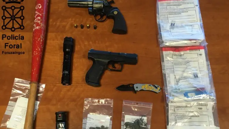Material incautado por la Policía Foral en Dantxarinea POLICÍA FORAL