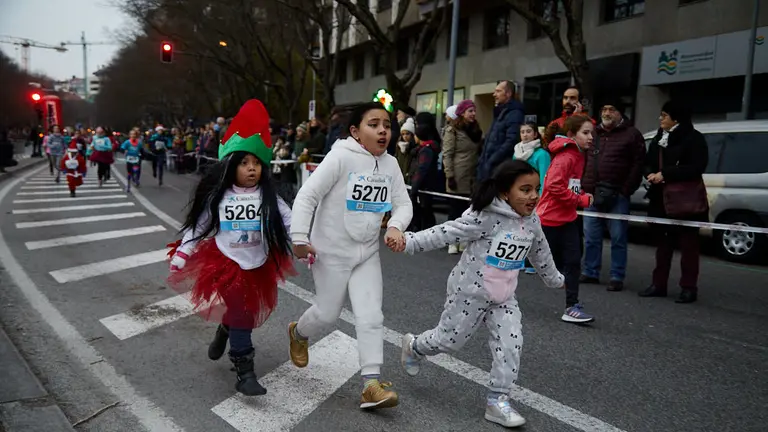 Niños y niñas de diferentes edades participan en las XXXVII San Silvestre de Pamplona. IÑIGO ALZUGARAY