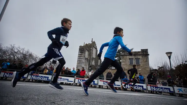 Niños y niñas de diferentes edades participan en las XXXVII San Silvestre de Pamplona. IÑIGO ALZUGARAY