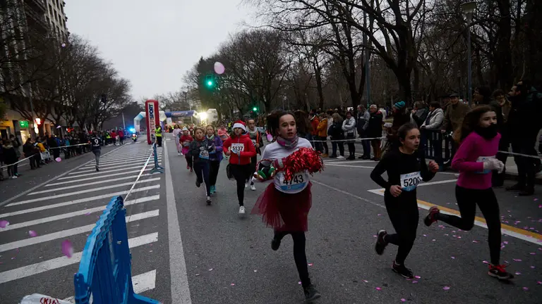 Niños y niñas de diferentes edades participan en las XXXVII San Silvestre de Pamplona. IÑIGO ALZUGARAY
