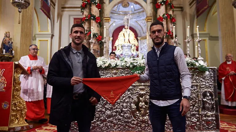 Primera misa de la escalera en la capilla de San Fermín con la presencia de miembros de Osasuna. MIGUEL OSÉS