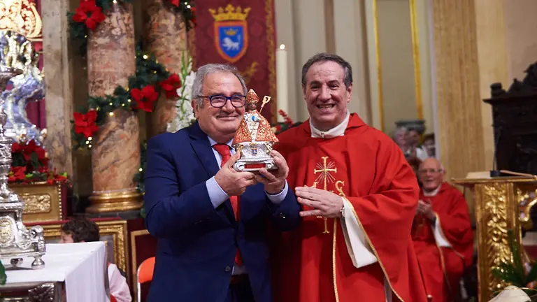 Primera misa de la escalera en la capilla de San Fermín con la presencia de miembros de Osasuna. MIGUEL OSÉS