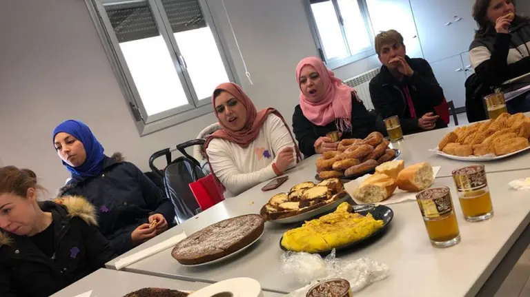Un grupo de inmigrantes, durante una celebración. GOBIERNO DE NAVARRA