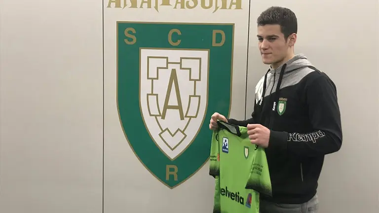 El pamplonés Ander Izquierdo con la camiseta de su equipo. Web Anaitasuna asobal.