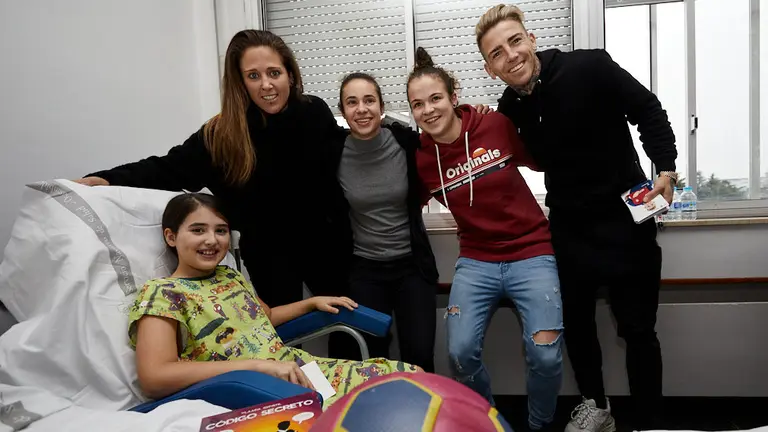 Una representación de jugadores y de jugadoras del C.A Osasuna visitan a los niños y niñas hospitalizados en el Complejo Hospitalario de Navarra. IÑIGO ALZUGARAY