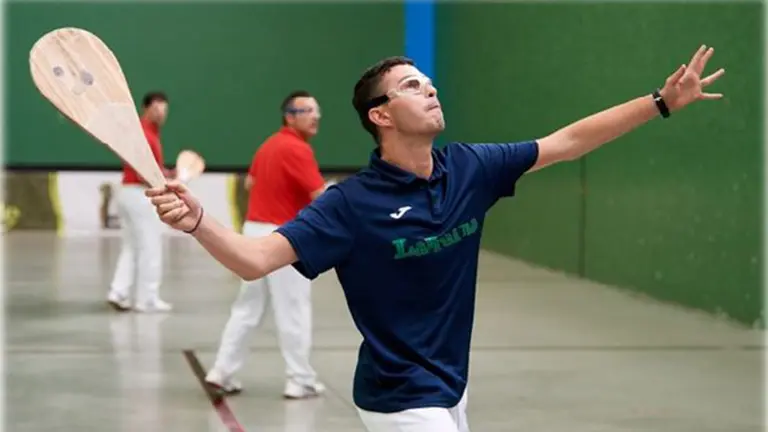 El pelotari de Oberena, Pablo Azcona, durante un partido de pala corta. Cedida.