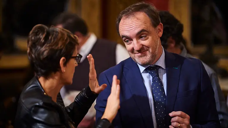 El presidente de UPN Javier Esparza y la presidenta del PSN María Chivite hablan durante un acto. MIGUEL OSÉS