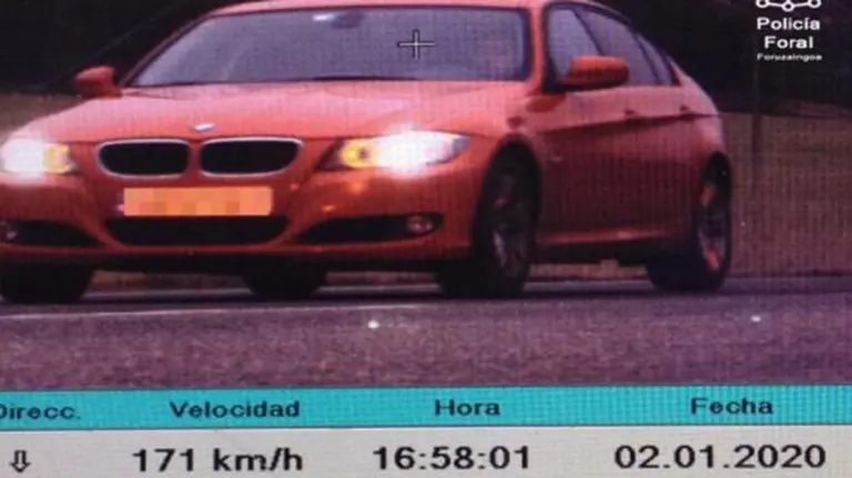 Un vehículo pillado a gran velocidad en un radar POLICÍA FORAL