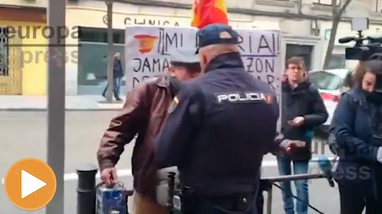 La Policía Nacional desaloja a un hombre frente a la sede del PSOE en Madrid (player)