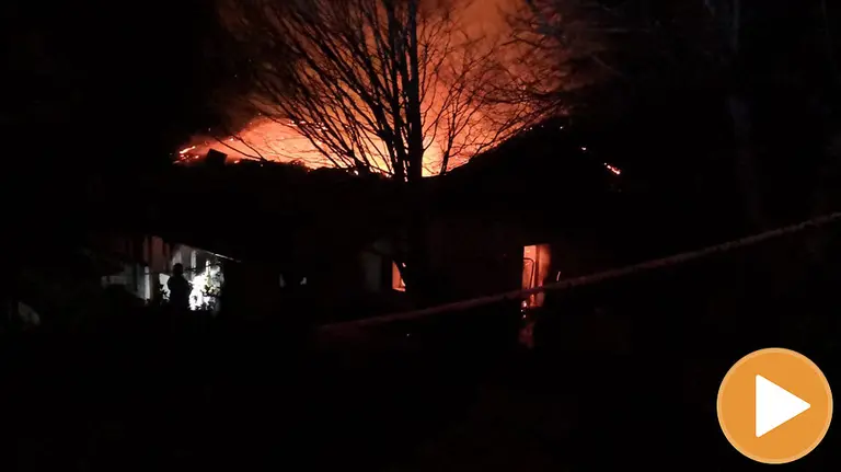 Imagen del incendio del caserío de Aranaz, en el que se aprecia el derrumbe del tejado (player) GOBIERNO DE NAVARRA