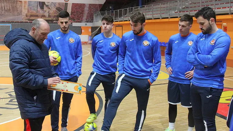 José Lucas Mena se dirige a sus jugadores en el pabellón Ciudad de Tudela. Cedida.