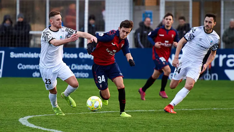 Osasuna Promesas se enfrenta al Salamanca en las instalaciones de Tajonar. MIGUEL OSÉS