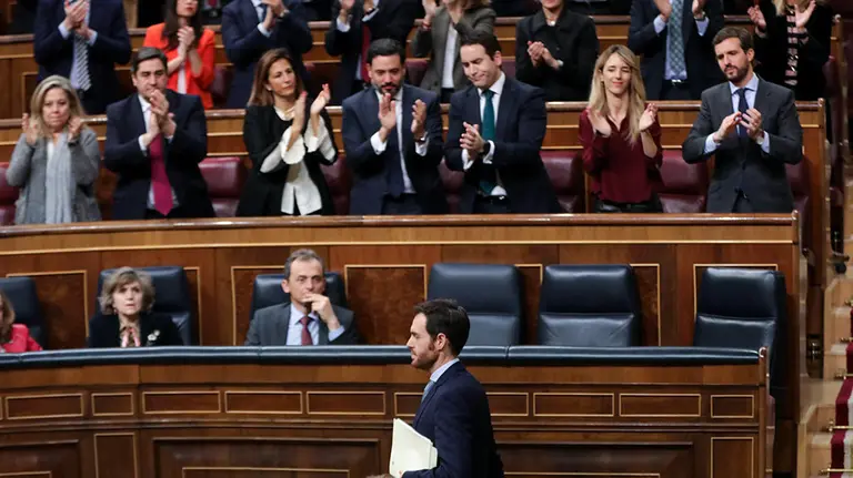 La bancada popular aplaude al portavoz de Unión del Pueblo Navarro (UPN) en el Congreso, Sergio Sayas tras su intervención, en la segunda sesión del debate de investidura del candidato socialista a la Presidencia de Gobierno en la XIV Legislatura en Madrid (España), a 5 de enero de 2020.

05 enero 2020, Nuevo Gobierno, PSOE, Podemos, ERC, pleno, sesión plenaria, tercer intento de investidura

1/5/2020