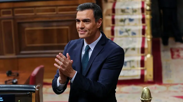 El presidente del Gobierno en funciones, Pedro Sánchez, aplaude a su bancada tras su intervención final en la segunda sesión del debate de investidura del candidato socialista a la Presidencia de Gobierno en la XIV Legislatura en Madrid (España), a 5 de enero de 2020.

05 enero 2020, Nuevo Gobierno, PSOE, Podemos, ERC, pleno, sesión plenaria, tercer intento de investidura

1/5/2020