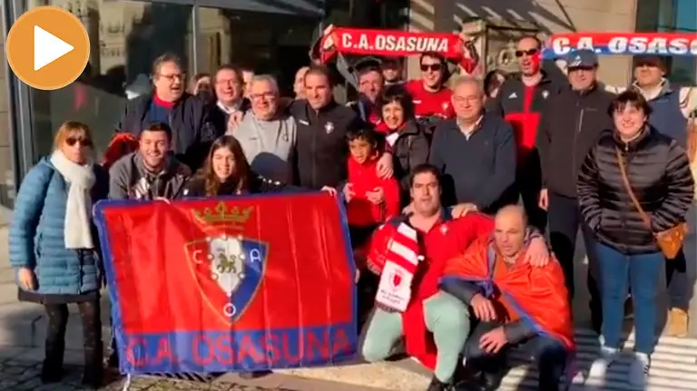 Jagoba Arrasate y Luis Sabalza, con aficionados de Osasuna en Vigo (player)