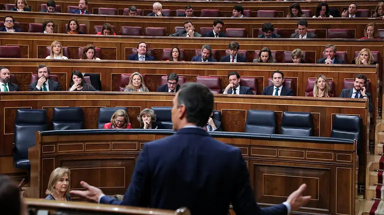 El presidente del Gobierno en funciones, Pedro Sánchez, durante su intervención desde su escaño en el turno de réplica al Grupo Mixto del Congreso, en la segunda sesión del debate de investidura del candidato socialista a la Presidencia de Gobierno en la XIV Legislatura en Madrid (España), a 5 de enero de 2020.

05 enero 2020, Nuevo Gobierno, PSOE, Podemos, ERC, pleno, sesión plenaria, tercer intento de investidura

1/5/2020