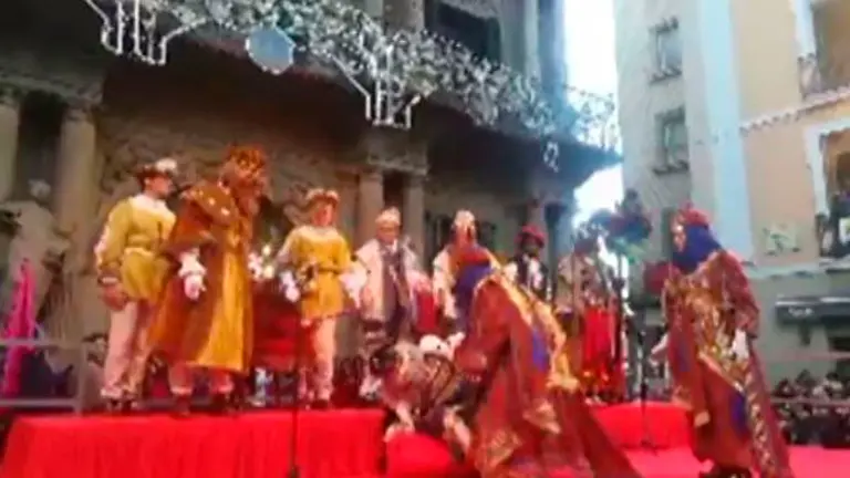 Momento en el que Melchor cae en el escenario de la Plaza del Ayuntamiento de Pamplona NAVARRACOM