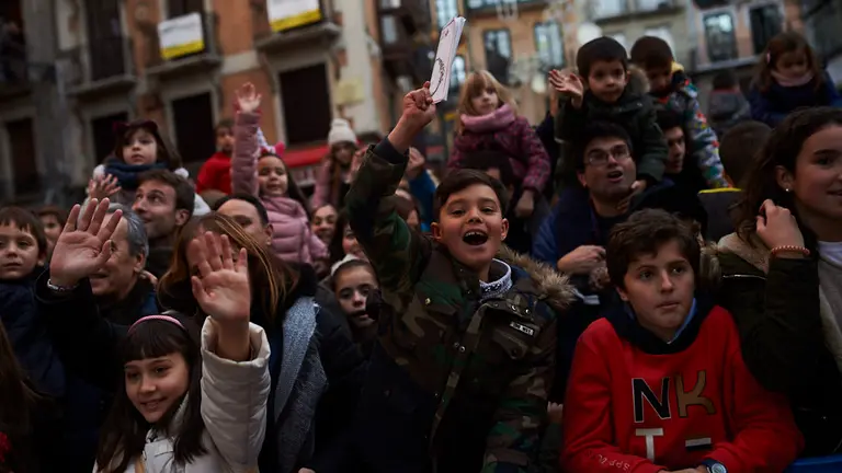 La llegada de los Reyes Magos a Pamplona a través de La Magdalena y el Portal de Francia. PABLO LASAOSA
